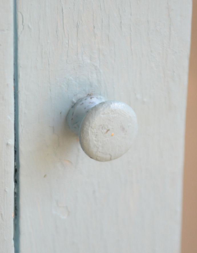 ウォールキャビネット　アンティーク家具　ガラスのデザインがお洒落なアンティークスモールキャビネット。アンティークらしい取っ手ほっこりとした風合いがいい取っ手。(d-1214-f)