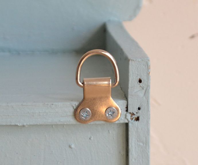 ウォールキャビネット　アンティーク家具　ガラスのデザインがお洒落なアンティークスモールキャビネット。壁に取り付けできます背中部分にフックを付けて壁にカンタンに取り付け出来るようにしました。(d-1214-f)