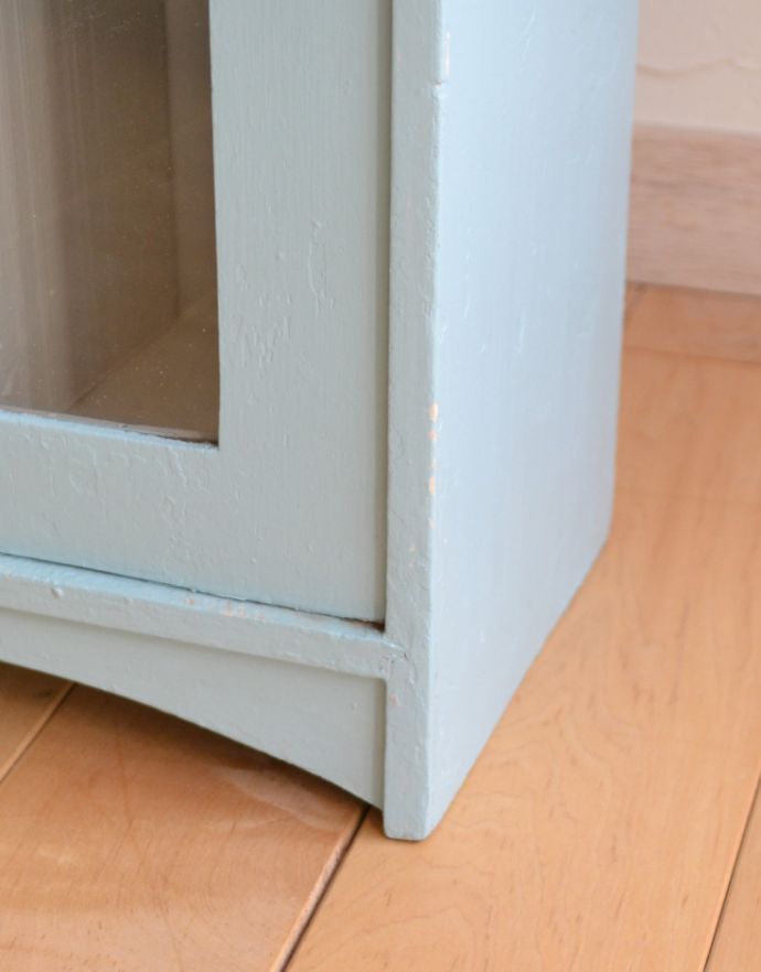 ウォールキャビネット　アンティーク家具　ガラスのデザインがお洒落なアンティークスモールキャビネット。スッキリとした脚の裏には…家具の脚裏にはフェルトキーパーをお付けしています。(d-1214-f)