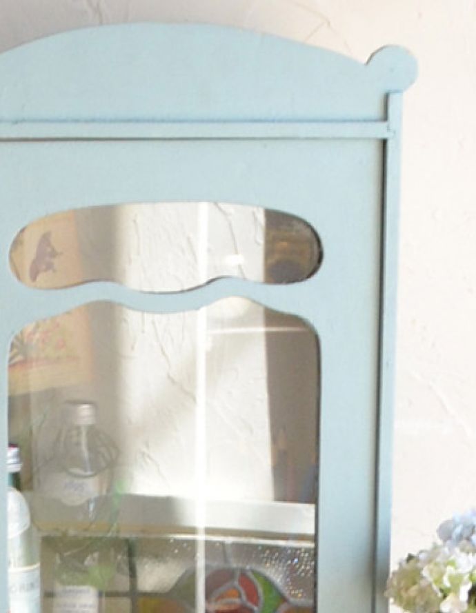 ウォールキャビネット　アンティーク家具　ガラスのデザインがお洒落なアンティークスモールキャビネット。小さくてもフランスらしさたっぷり壁につけることもできるので実用的に使えちゃう！フランスらしく壁からお部屋の中をオシャレに彩ってくれます。(d-1214-f)