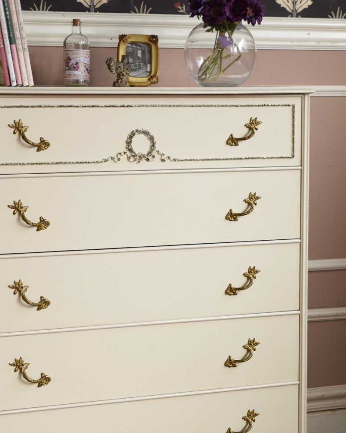 アンティークのチェスト　アンティーク家具　フランスのアンティーク家具、ドレッシーなチェストオブドローワー。収納だけじゃなく見た目でも楽しめます女性らしく素敵なデザインなので、チェストと言っても収納として使うだけじゃなく、置くだけでワクワクしてしまうアンティーク。(d-1228-f-1)