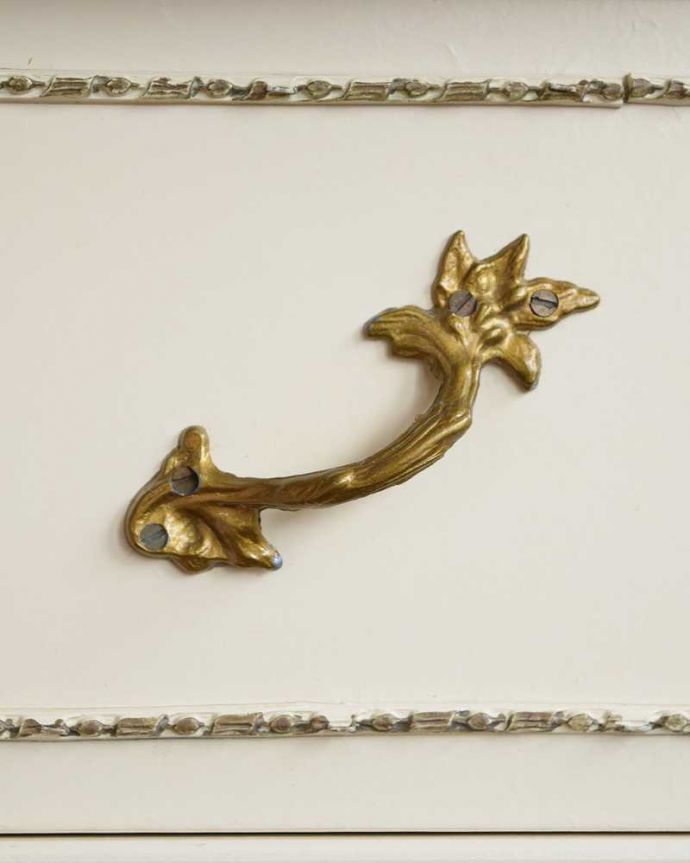 アンティークのチェスト　アンティーク家具　フランスのアンティーク家具、ドレッシーなチェストオブドローワー。開ける度にワクワクする取っ手フランスらしい優雅なデザインは取っ手にも。(d-1228-f-1)