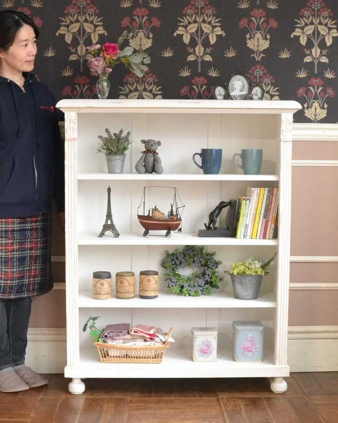 アンティークのキャビネット　アンティーク家具　フランスから届いたアンティーク家具、オープンブックシェルフ（ホワイト）。お部屋をパッと華やかにしてくれるペイントの本棚背の高いフランスらしいペイントの家具。(d-1234-f-1)