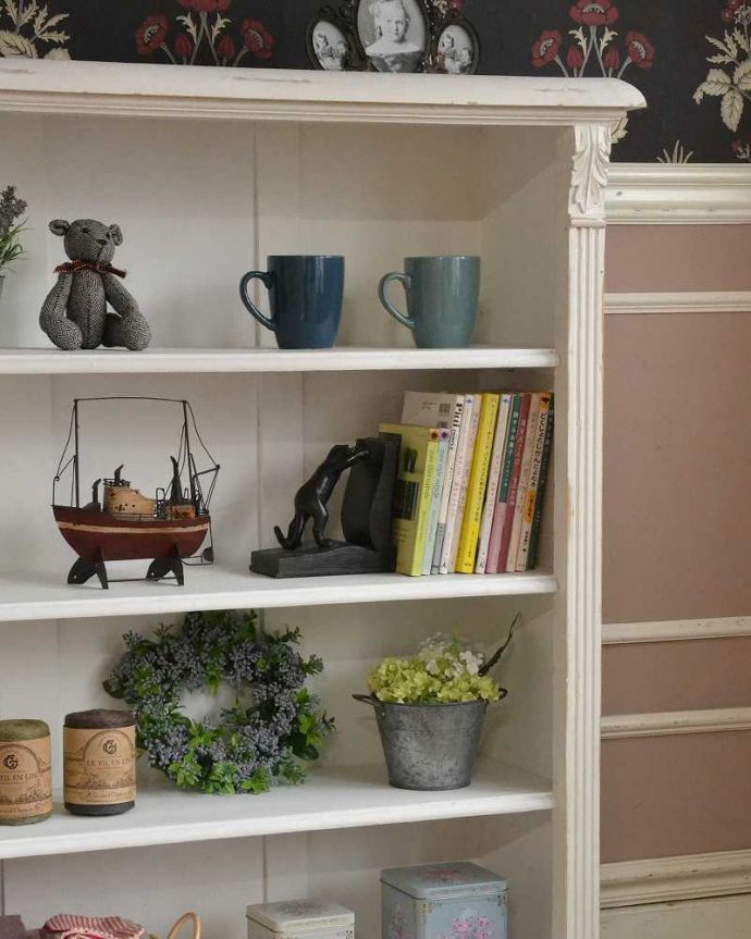 アンティークのキャビネット　アンティーク家具　フランスから届いたアンティーク家具、オープンブックシェルフ（ホワイト）。タップリ収納出来る実力派見た目の美しさはもちろん、収納力たっぷり。(d-1234-f-1)