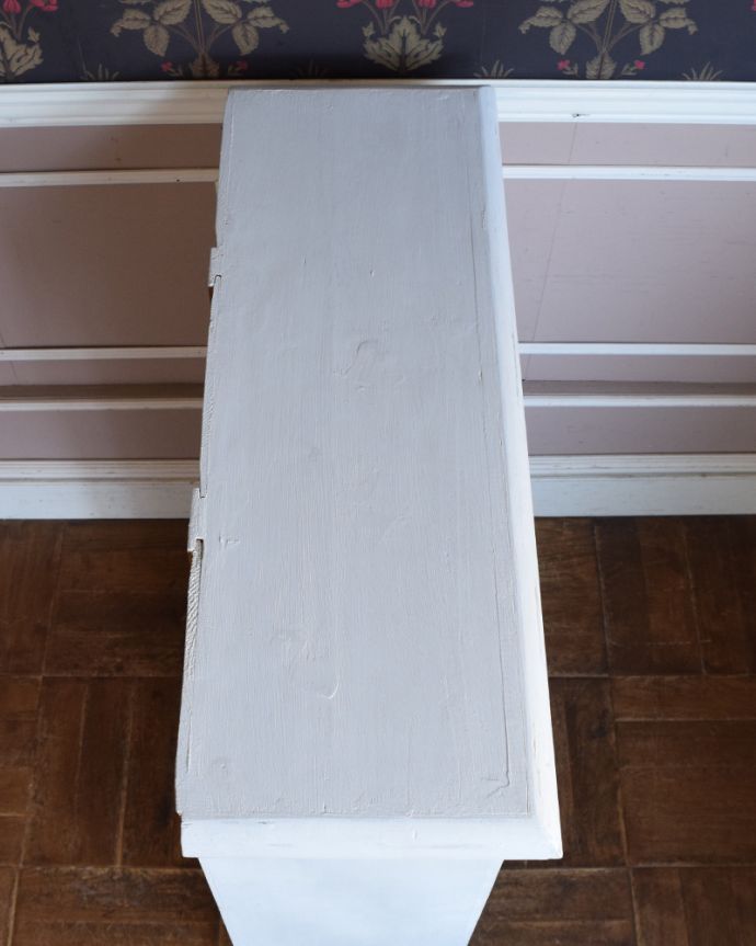 アンティークのキャビネット　アンティーク家具　フランスから届いたアンティーク家具、オープンブックシェルフ（ホワイト）。天板を上から見てみると･･･見えない部分もキレイに仕上げました。(d-1234-f-1)