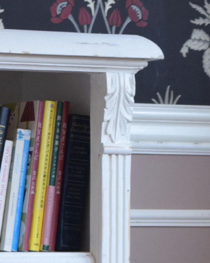 アンティークのキャビネット　アンティーク家具　フランスから届いたアンティーク家具、オープンブックシェルフ（ホワイト）。やっぱりココがフランスらしい美しい彫にうっとり･･･ポイントポイントの装飾がキレイです。(d-1234-f-1)