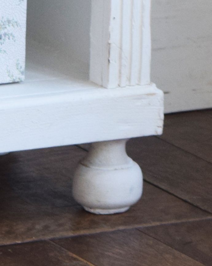 アンティークのキャビネット　アンティーク家具　フランスから届いたアンティーク家具、オープンブックシェルフ（ホワイト）。女性１人でラクラク運べちゃうんですHandleのアンティークは、脚の裏にフェルトキーパーをお付けしています。(d-1234-f-1)