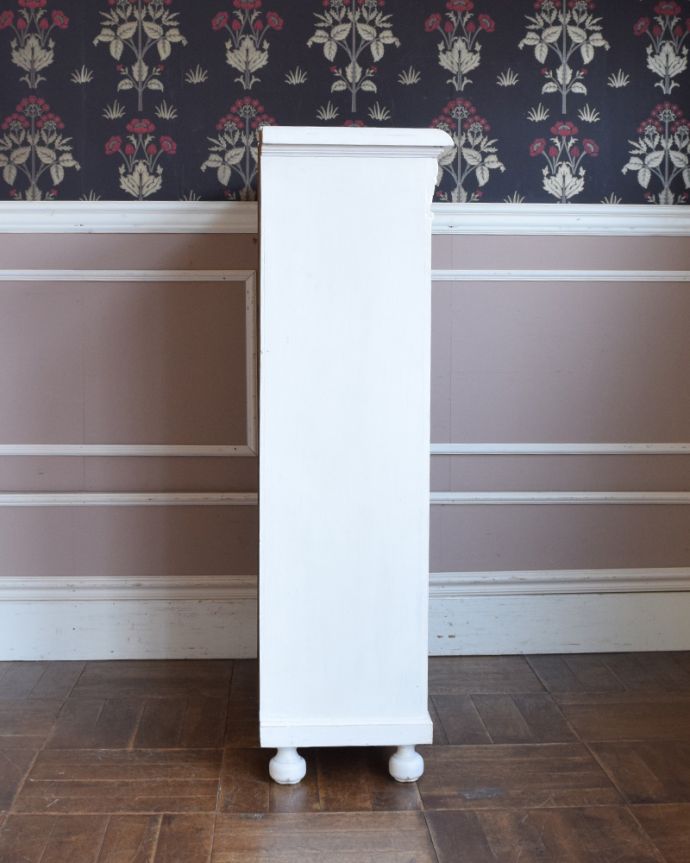 アンティークのキャビネット　アンティーク家具　フランスから届いたアンティーク家具、オープンブックシェルフ（ホワイト）。横から見ても素敵なんですもちろん、横から見てもキレイに仕上がっているので、いろんな場所に置いて使って下さい。(d-1234-f-1)