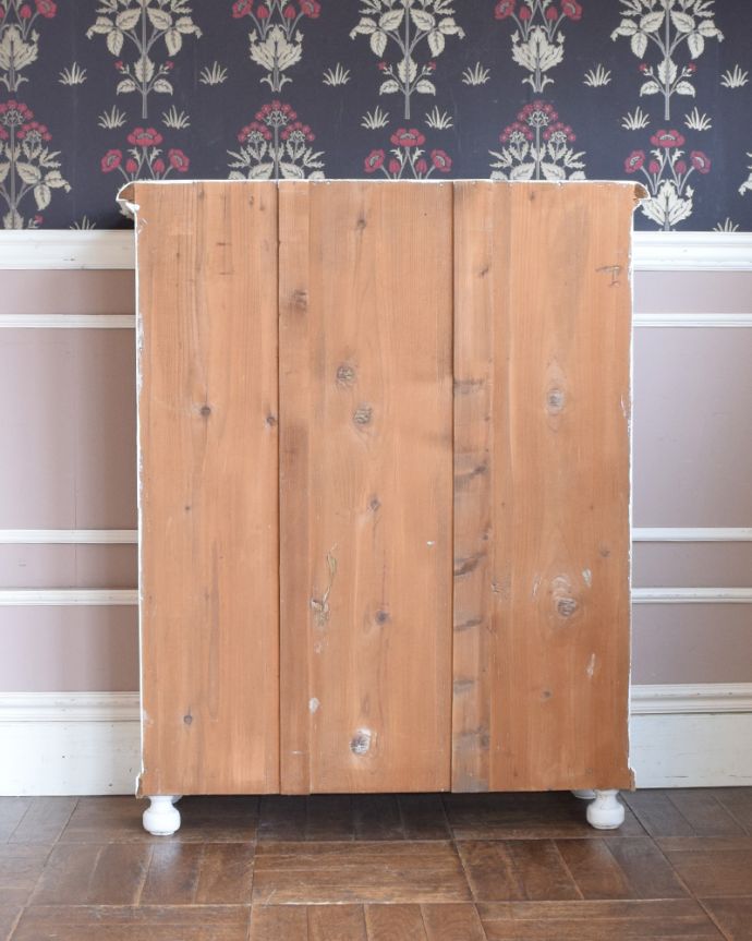 アンティークのキャビネット　アンティーク家具　フランスから届いたアンティーク家具、オープンブックシェルフ（ホワイト）。もちろん後ろ姿も自信アリアンティークは新品ではないので、経年変化によるキズはありますが、専門の職人がキレイにお直しをしているので、後ろ姿にも自信があります。(d-1234-f-1)