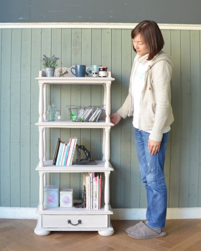 アンティーク家具 ペイント仕上げのブックシェルフ、可愛いアンティーク家具。お部屋をパッと華やかにしてくれるペイントの本棚背の高いフランスらしいペイントの家具。(d-1236-f)