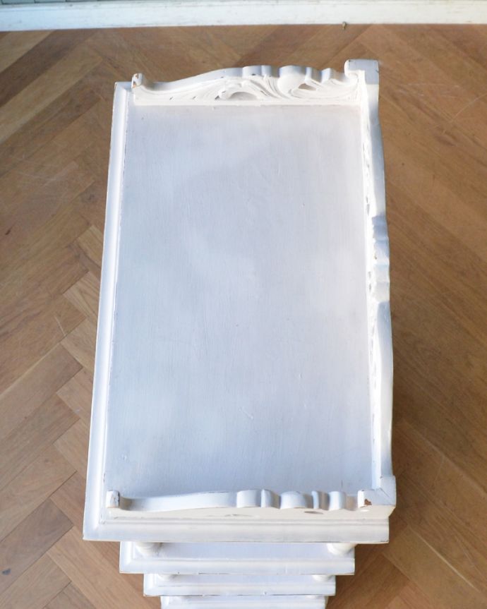 アンティーク家具 ペイント仕上げのブックシェルフ、可愛いアンティーク家具。天板を上から見てみると・・・見えない部分もキレイに仕上げました。(d-1236-f)