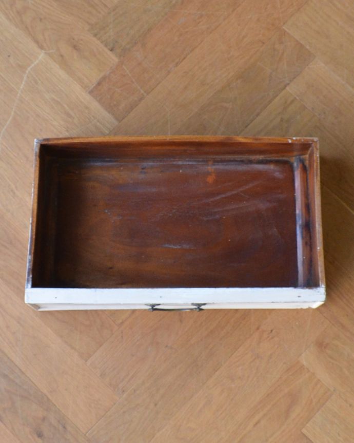 アンティーク家具 ペイント仕上げのブックシェルフ、可愛いアンティーク家具。引き出しの中は・・・もちろん引き出しの中も職人がキレイに修復しました。(d-1236-f)