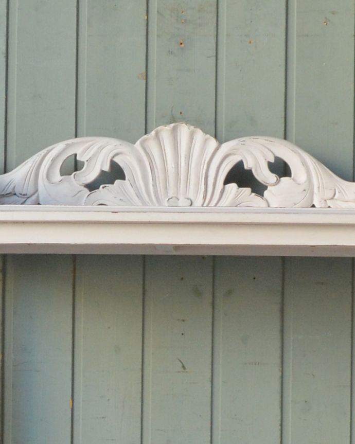 アンティーク家具 ペイント仕上げのブックシェルフ、可愛いアンティーク家具。惚れ惚れしちゃう美しさ女性らしい彫り。(d-1236-f)