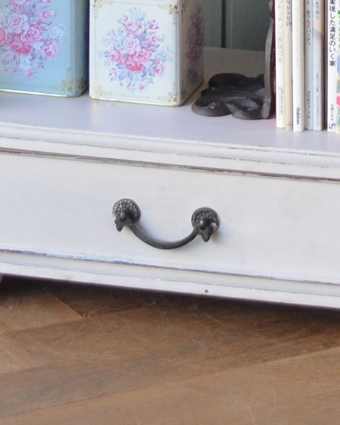 アンティーク家具 ペイント仕上げのブックシェルフ、可愛いアンティーク家具。アンティークらしい取っ手アンティークらしい風合いがいい取っ手。(d-1236-f)