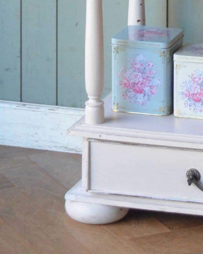 アンティーク家具 ペイント仕上げのブックシェルフ、可愛いアンティーク家具。女性1人でラクラク運べちゃうんですHandleのアンティークは、脚の裏にフェルトキーパーをお付けしています。(d-1236-f)