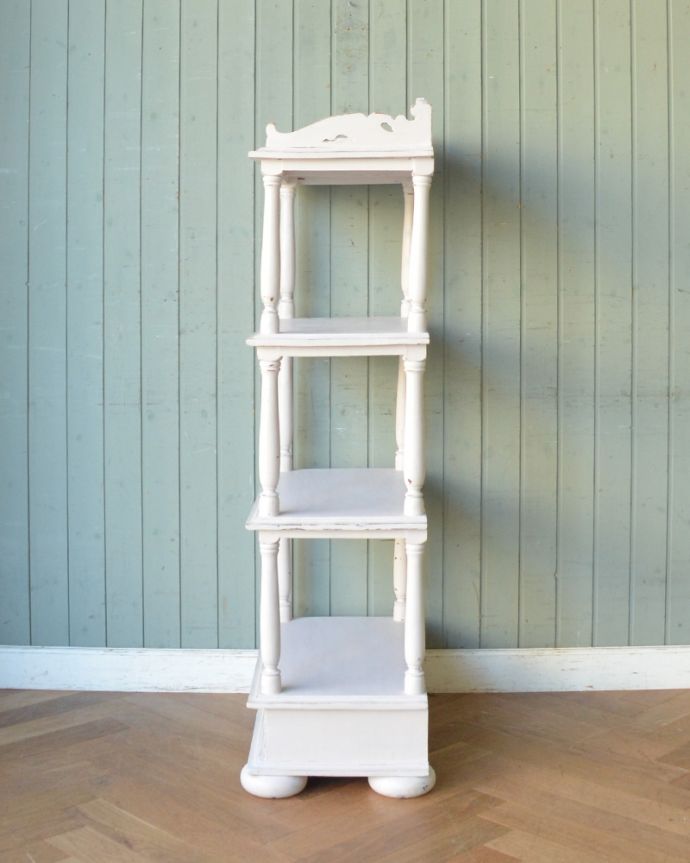 アンティーク家具 ペイント仕上げのブックシェルフ、可愛いアンティーク家具。横から見ても素敵なんですもちろん、横から見てもキレイに仕上がっているので、いろんな場所に置いて使って下さい。(d-1236-f)