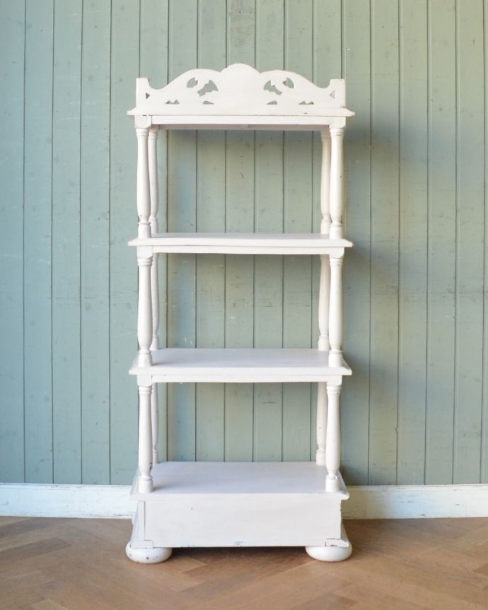 アンティーク家具 ペイント仕上げのブックシェルフ、可愛いアンティーク家具。もちろん後ろ姿も自信アリアンティークは新品ではないので、経年変化によるキズはありますが、専門の職人がキレイにお直しをしているので、後ろ姿にも自信があります。(d-1236-f)