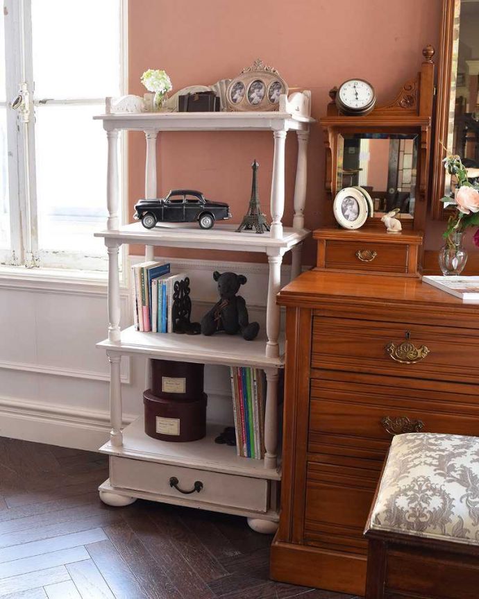 アンティーク家具 ペイント仕上げのブックシェルフ、可愛いアンティーク家具。お気に入りの雑貨を飾ってみてはいかがでしょう?。(d-1236-f)