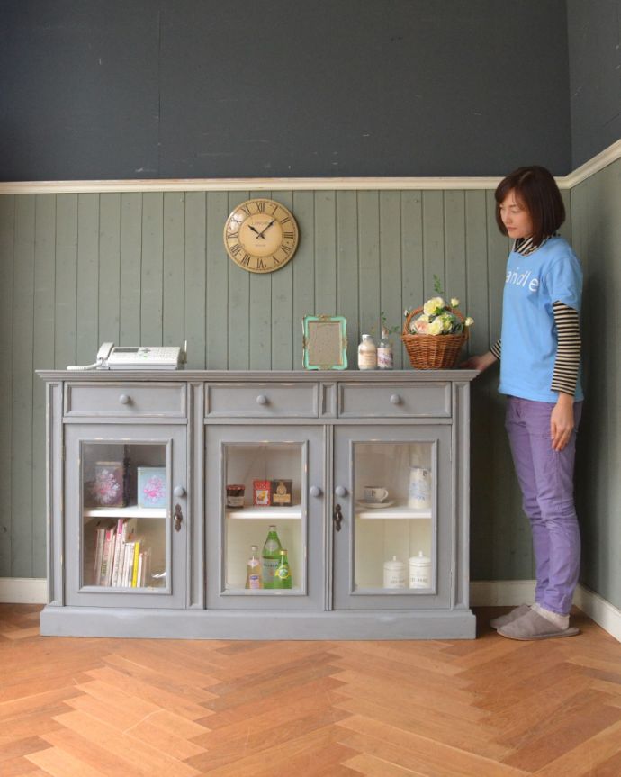 アンティークのキャビネット　アンティーク家具　キッチンにもリビングにもいろんな場所で見せ場を作るアンティーク家具、フランスのガラスキャビネット（ブルーグレー）。フレンチ気分たっぷりの憧れキャビネットガラスの扉にペイントのコンビがフランスらしいキャビネット。(d-1238-f)