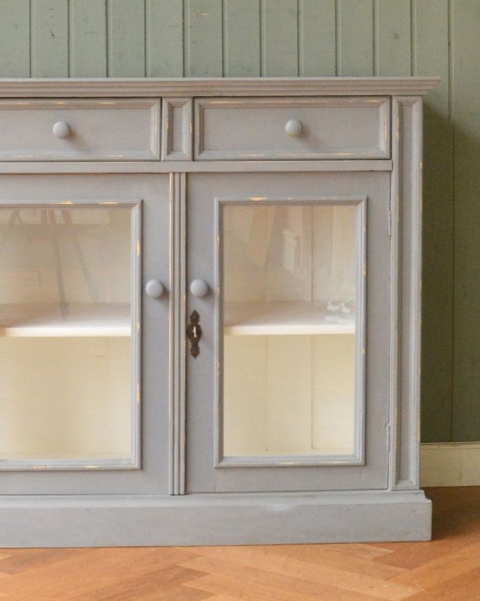 アンティークのキャビネット　アンティーク家具　キッチンにもリビングにもいろんな場所で見せ場を作るアンティーク家具、フランスのガラスキャビネット（ブルーグレー）。ガラス越しに中をのぞいてみると･･･昔、作られたアンティークのガラスは今のものと違ってゆらめきがあります。(d-1238-f)