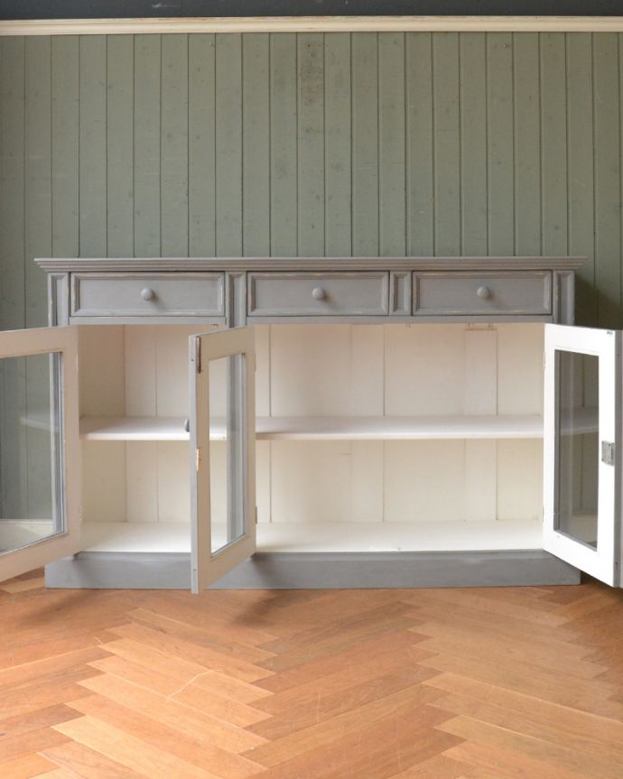 アンティークのキャビネット　アンティーク家具　キッチンにもリビングにもいろんな場所で見せ場を作るアンティーク家具、フランスのガラスキャビネット（ブルーグレー）。扉を開けると･･･中もこんな感じで専門の職人がキレイに修復しました。(d-1238-f)