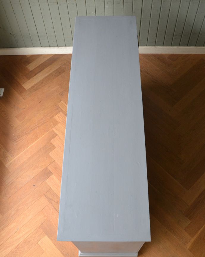 アンティークのキャビネット　アンティーク家具　キッチンにもリビングにもいろんな場所で見せ場を作るアンティーク家具、フランスのガラスキャビネット（ブルーグレー）。天板部分もキレイに仕上げました。(d-1238-f)