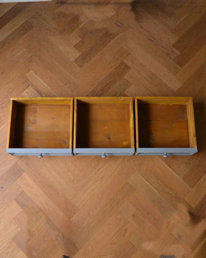 アンティークのキャビネット　アンティーク家具　キッチンにもリビングにもいろんな場所で見せ場を作るアンティーク家具、フランスのガラスキャビネット（ブルーグレー）。もちろん、引き出しもキレイです！引き出しの中も専門の職人が修復したのでキレイです。(d-1238-f)