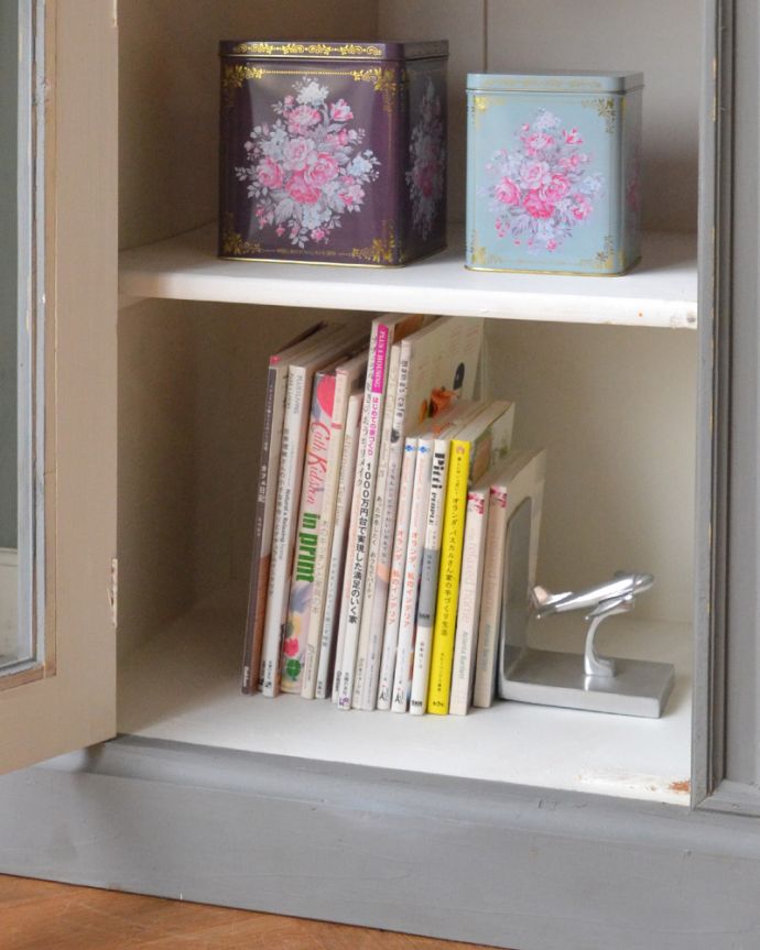 アンティークのキャビネット　アンティーク家具　キッチンにもリビングにもいろんな場所で見せ場を作るアンティーク家具、フランスのガラスキャビネット（ブルーグレー）。A4サイズの雑誌も収納！扉の中はA4サイズの雑誌も収納できるタップリ収納。(d-1238-f)