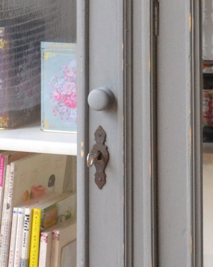 アンティークのキャビネット　アンティーク家具　キッチンにもリビングにもいろんな場所で見せ場を作るアンティーク家具、フランスのガラスキャビネット（ブルーグレー）。カギも使えるんですまるでおとぎ話に出てくるみたいに、アンティークの鍵が使えるんです。(d-1238-f)