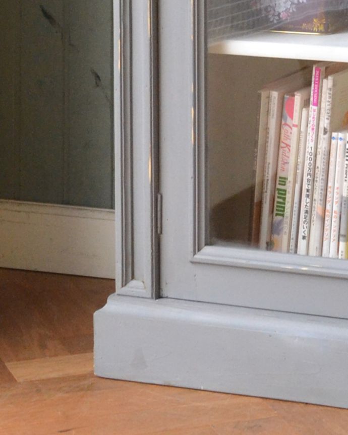 アンティークのキャビネット　アンティーク家具　キッチンにもリビングにもいろんな場所で見せ場を作るアンティーク家具、フランスのガラスキャビネット（ブルーグレー）。女性１人でも運べちゃうんですHandleのアンティークは、脚の裏にフェルトキーパーをお付けしています。(d-1238-f)