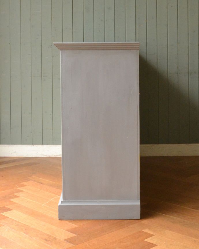 アンティークのキャビネット　アンティーク家具　キッチンにもリビングにもいろんな場所で見せ場を作るアンティーク家具、フランスのガラスキャビネット（ブルーグレー）。もちろん、横顔もキレイ横から見てみるとこんな感じです。(d-1238-f)