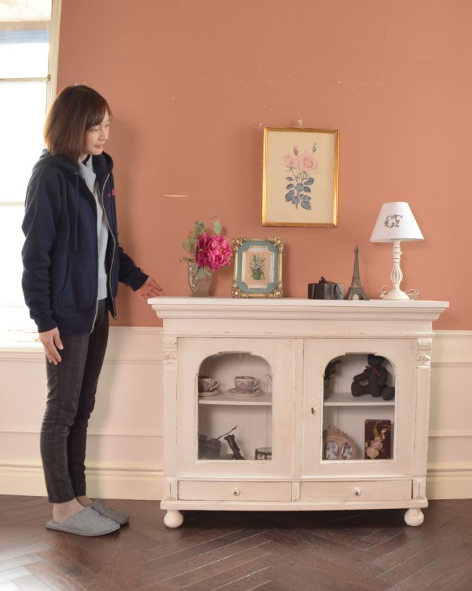 アーチ型のガラスが可愛い、フランスアンティークのガラスキャビネット