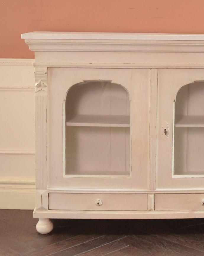 アーチ型のガラスが可愛い、フランスアンティークのガラスキャビネット