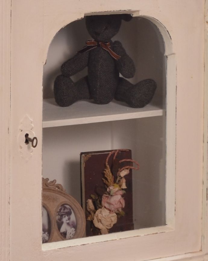 アーチ型のガラスが可愛い、フランスアンティークのガラスキャビネット