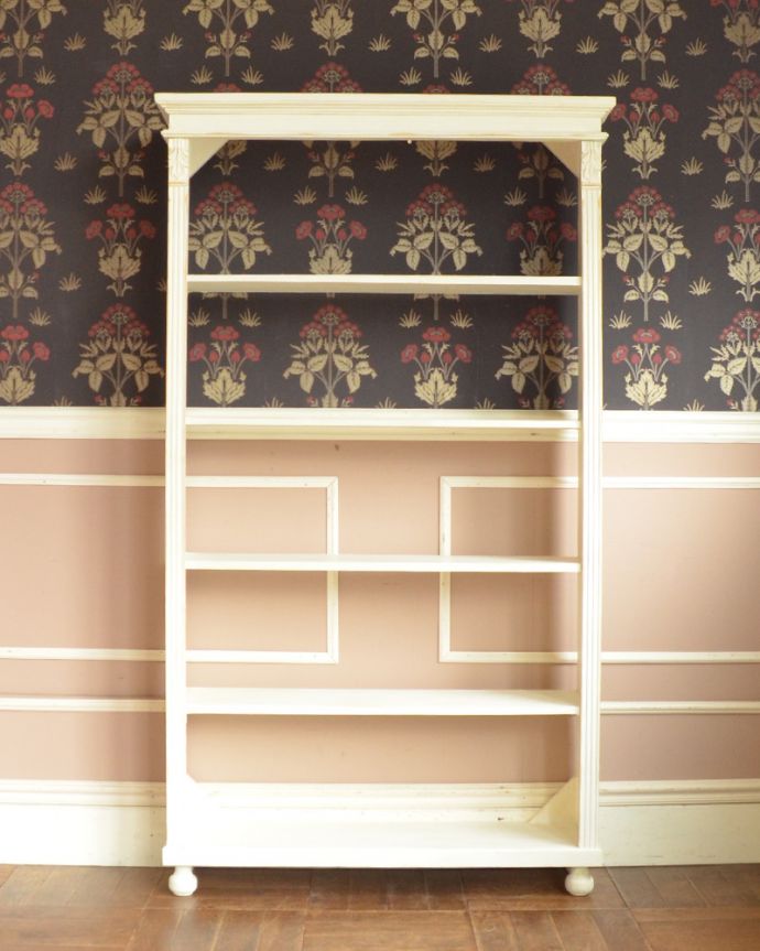 アンティークのキャビネット　アンティーク家具　ホワイトカラーのブックシェルフ、オフィスでも使えるアンティーク家具。しっかりお直ししたのでキレイですペイントの家具はコンディンがあまりよくないものが多いので、日本に連れて帰ってきてからしっかりキレイにお直ししました。(d-1242-f)