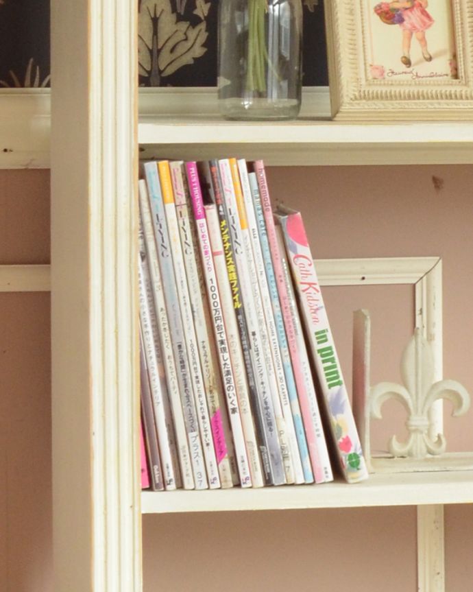 アンティークのキャビネット　アンティーク家具　ホワイトカラーのブックシェルフ、オフィスでも使えるアンティーク家具。A4サイズも収納出来ちゃう優れものA4サイズの雑誌までしっかり収納出来ちゃう大きさ。(d-1242-f)