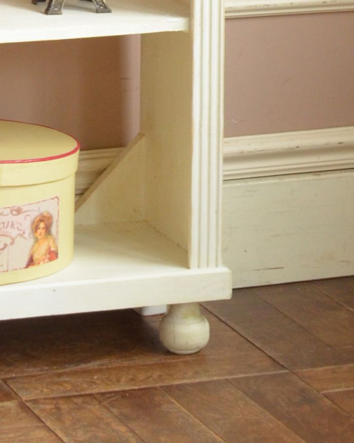 アンティークのキャビネット　アンティーク家具　ホワイトカラーのブックシェルフ、オフィスでも使えるアンティーク家具。女性１人でラクラク運べちゃうんですHandleのアンティークは、脚の裏にフェルトキーパーをお付けしています。(d-1242-f)