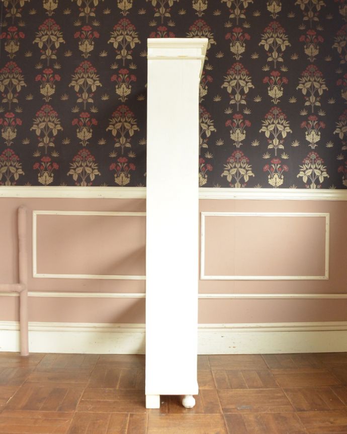 アンティークのキャビネット　アンティーク家具　ホワイトカラーのブックシェルフ、オフィスでも使えるアンティーク家具。横から見ても素敵なんですもちろん、横から見てもキレイに仕上がっているので、いろんな場所に置いて使って下さい。(d-1242-f)