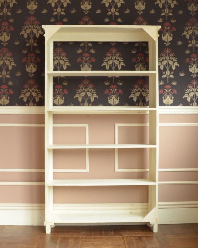 アンティークのキャビネット　アンティーク家具　ホワイトカラーのブックシェルフ、オフィスでも使えるアンティーク家具。もちろん後ろ姿も自信アリアンティークは新品ではないので、経年変化によるキズはありますが、専門の職人がキレイにお直しをしているので、後ろ姿にも自信があります。(d-1242-f)