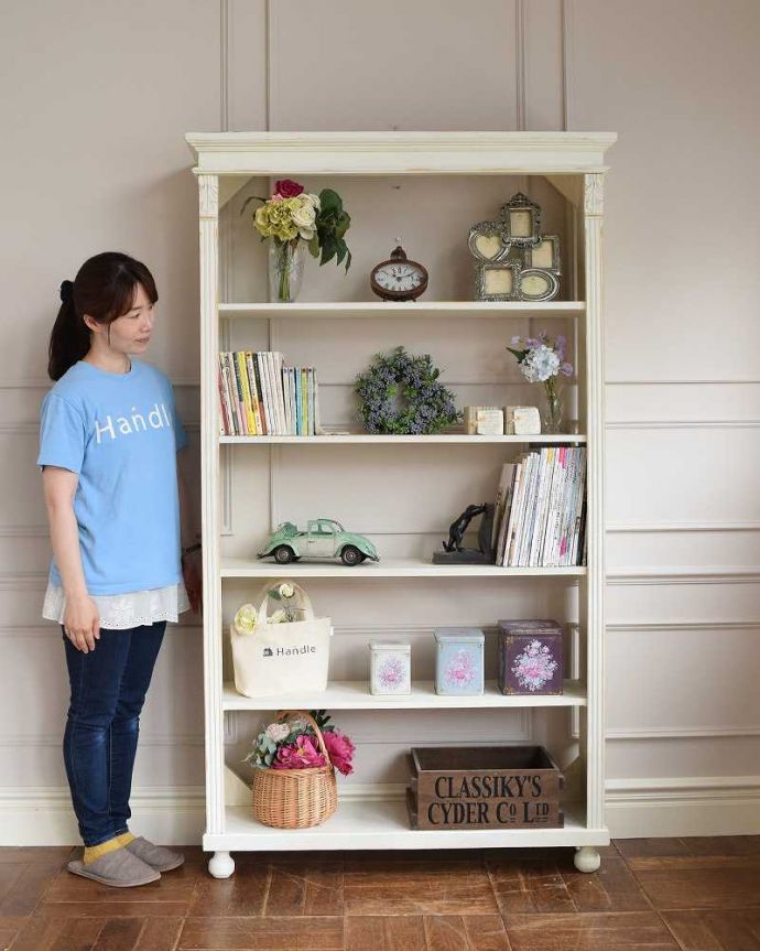 アンティークのキャビネット　アンティーク家具　ホワイトカラーのブックシェルフ、オフィスでも使えるアンティーク家具。お部屋をパッと華やかにしてくれるペイントの本棚背の高いフランスらしいペイントの家具。(d-1242-f)