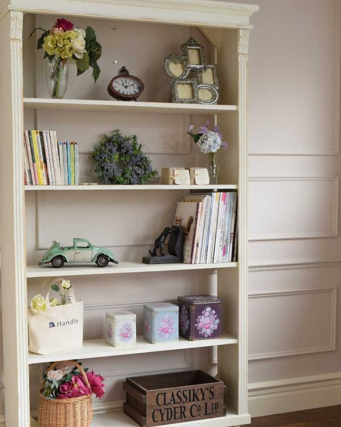 アンティークのキャビネット　アンティーク家具　ホワイトカラーのブックシェルフ、オフィスでも使えるアンティーク家具。タップリ収納出来る実力派見た目の美しさはもちろん、収納力たっぷり。(d-1242-f)