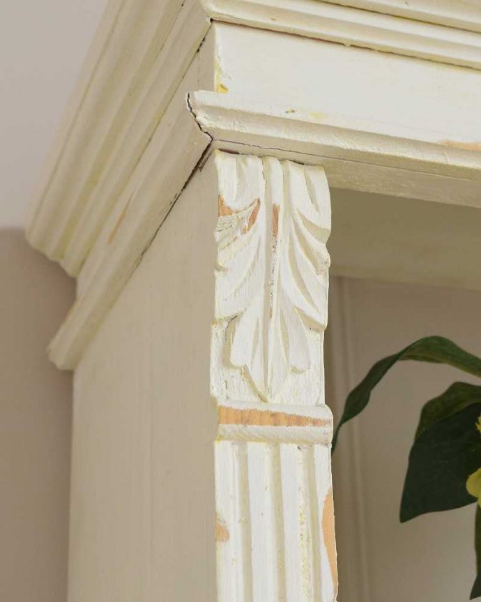 アンティークのキャビネット　アンティーク家具　ホワイトカラーのブックシェルフ、オフィスでも使えるアンティーク家具。フランスらしく美しい彫さりげなく施された彫。(d-1242-f)