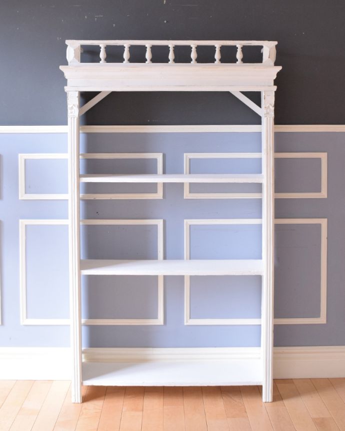 アンティークのキャビネット　アンティーク家具　トップの装飾がフランスらしい、アンティークのオープンシェルフ（ホワイトペイント）。しっかりお直ししたのでキレイですペイントの家具はコンディンがあまりよくないものが多いので、日本に連れて帰ってきてからしっかりキレイにお直ししました。(d-1244-f)