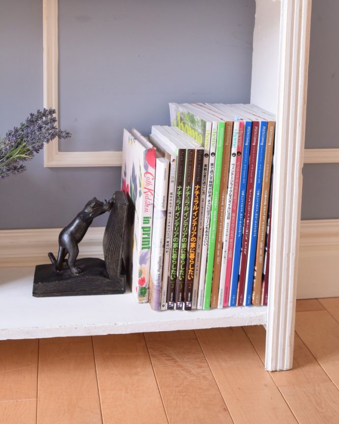 アンティークのキャビネット　アンティーク家具　トップの装飾がフランスらしい、アンティークのオープンシェルフ（ホワイトペイント）。A4サイズも収納出来ちゃう優れものA4サイズの雑誌までしっかり収納出来ちゃう大きさ。(d-1244-f)