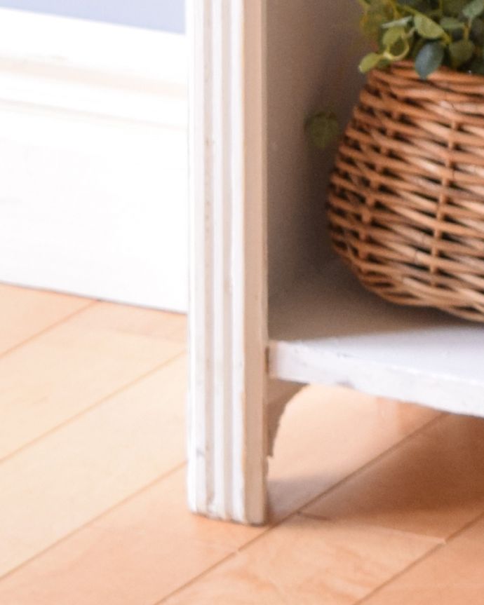 アンティークのキャビネット　アンティーク家具　トップの装飾がフランスらしい、アンティークのオープンシェルフ（ホワイトペイント）。女性１人でラクラク運べちゃうんですHandleのアンティークは、脚の裏にフェルトキーパーをお付けしています。(d-1244-f)