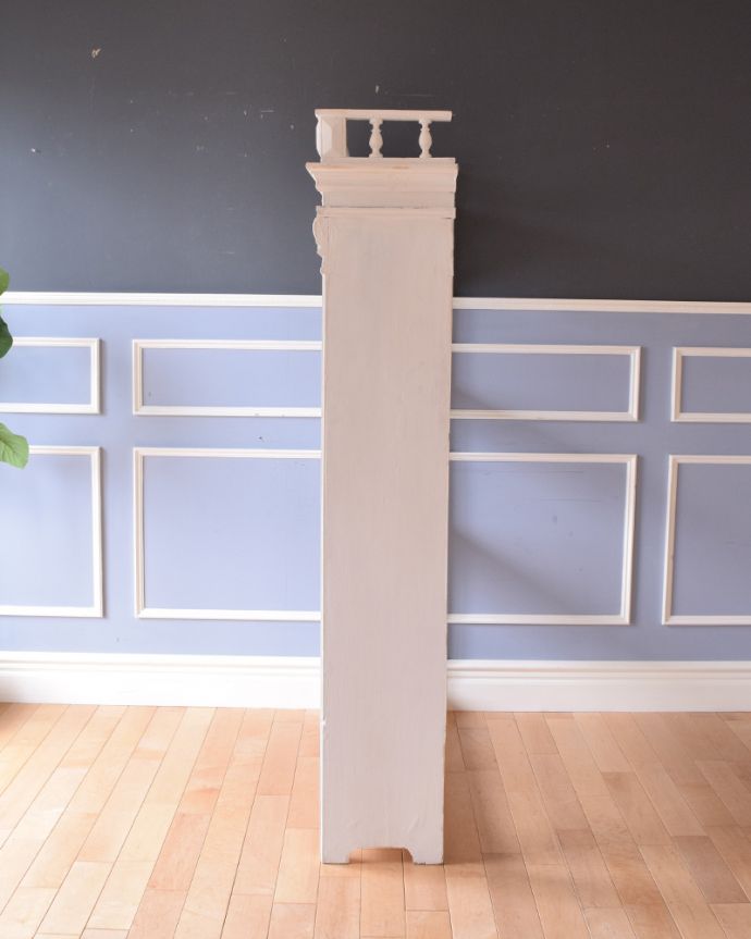 アンティークのキャビネット　アンティーク家具　トップの装飾がフランスらしい、アンティークのオープンシェルフ（ホワイトペイント）。横から見ても素敵なんですもちろん、横から見てもキレイに仕上がっているので、いろんな場所に置いて使って下さい。(d-1244-f)