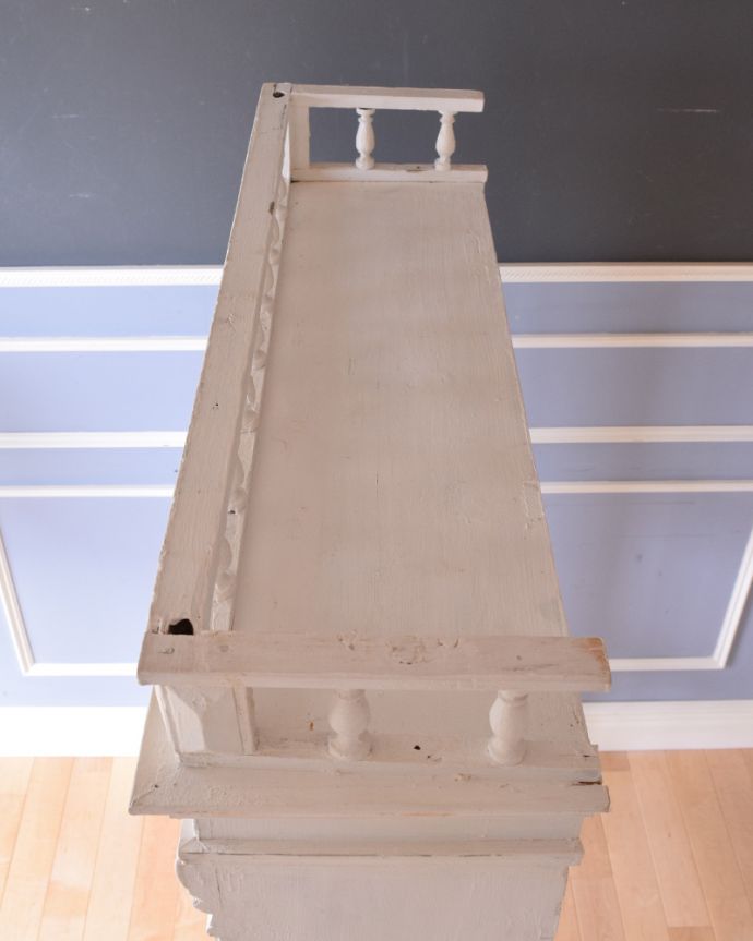 アンティークのキャビネット　アンティーク家具　トップの装飾がフランスらしい、アンティークのオープンシェルフ（ホワイトペイント）。天板を上から見てみると･･･見えない部分もキレイに仕上げました。(d-1244-f)