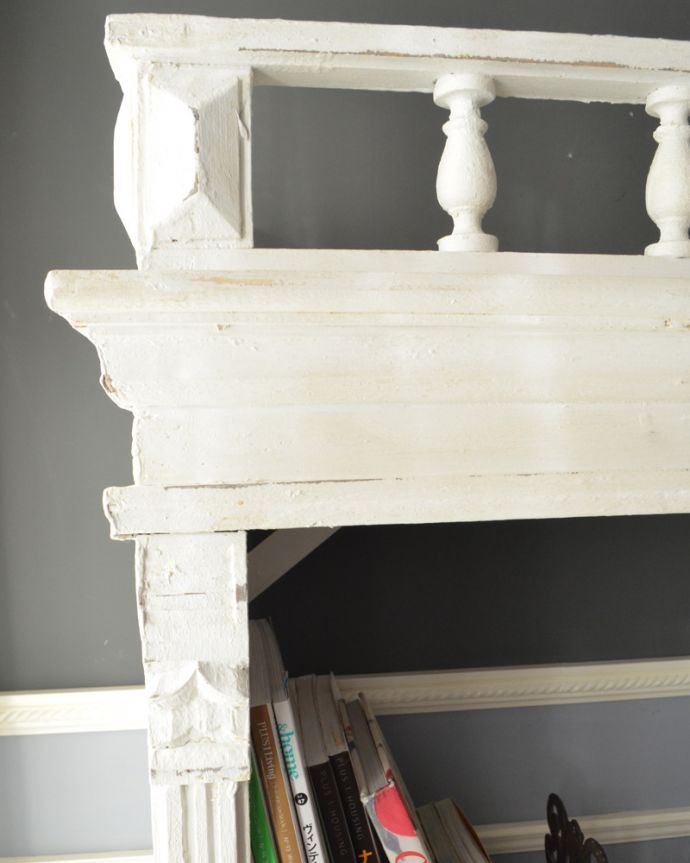 アンティークのキャビネット　アンティーク家具　トップの装飾がフランスらしい、アンティークのオープンシェルフ（ホワイトペイント）。やっぱりココがフランスらしい美しい彫にうっとり･･･ポイントポイントの装飾がキレイです。(d-1244-f)