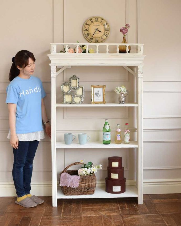 トップの装飾がフランスらしい、アンティークのオープンシェルフ