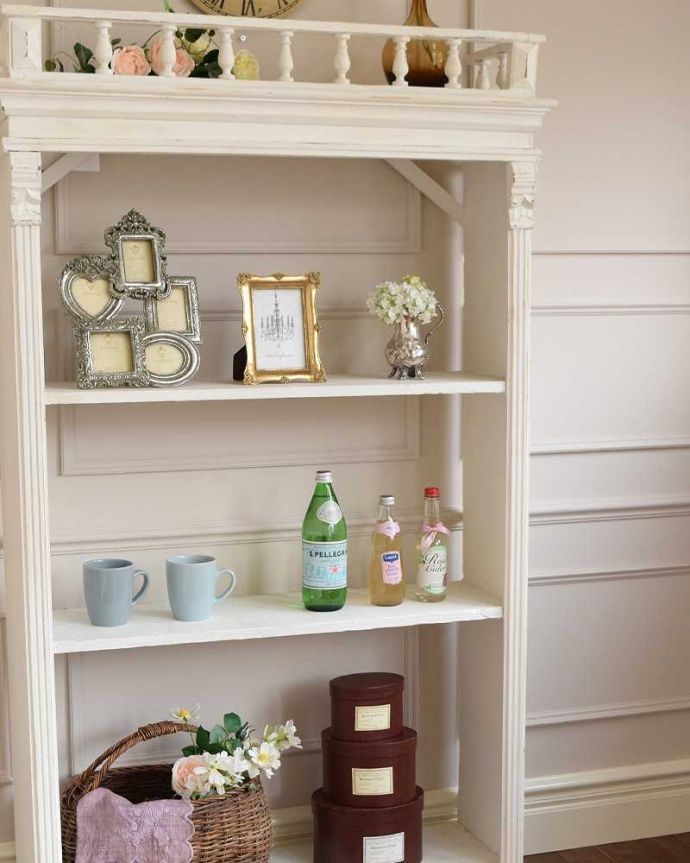 アンティークのキャビネット　アンティーク家具　トップの装飾がフランスらしい、アンティークのオープンシェルフ（ホワイトペイント）。タップリ収納出来る実力派見た目の美しさはもちろん、収納力たっぷり。(d-1244-f)